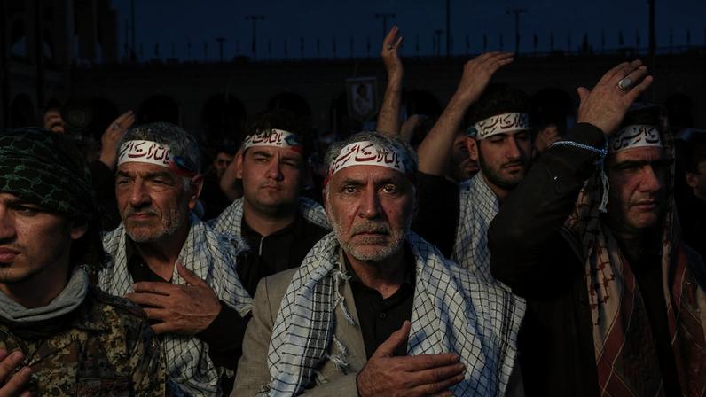 Iranianos se reúnem na Grande Mosalla para prestar homenagens ao aiatolá Ali Khamenei em Teerã.