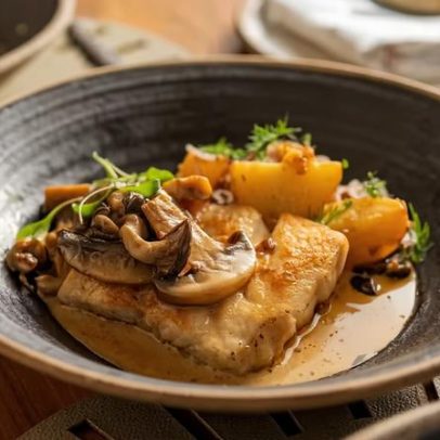 Peixe grelhado com salada morna de batata e cogumelos, opção leve no inverno