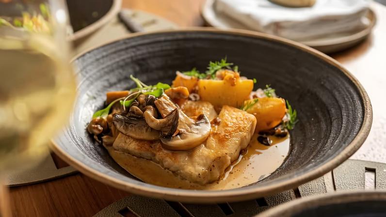 Receita de peixe grelhado com salada morna de batata e cogumelos salteados na manteiga — Foto: Aatma/Divulgação