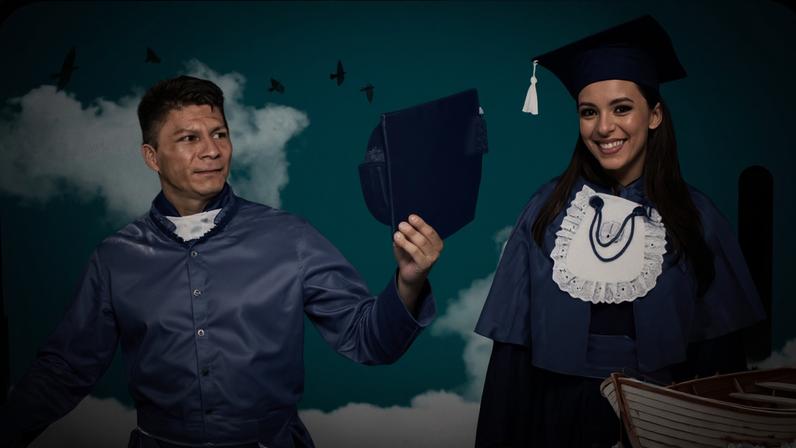 Arte sobre foto de um homem e uma mulher con trajes de formatura e a logomarcado prêmio Abmes