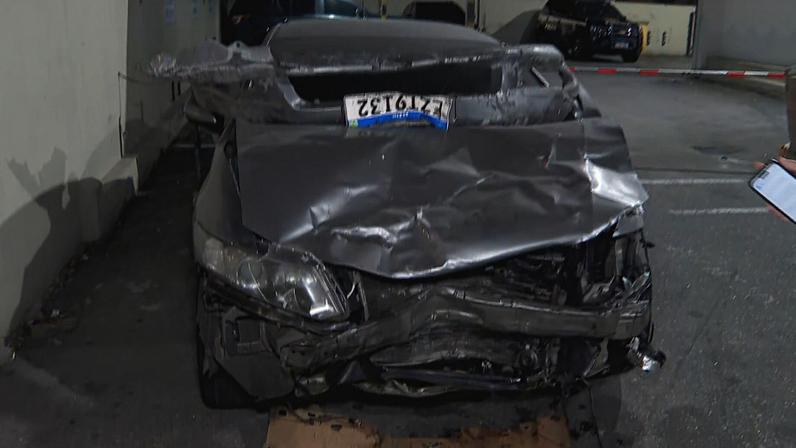 Carro do motorista envolvido no acidente que se recusou a fazer o teste do bafômetro e matou 3 pessoas na Rodovia Castello Branco. — Foto: Reprodução/TV Globo