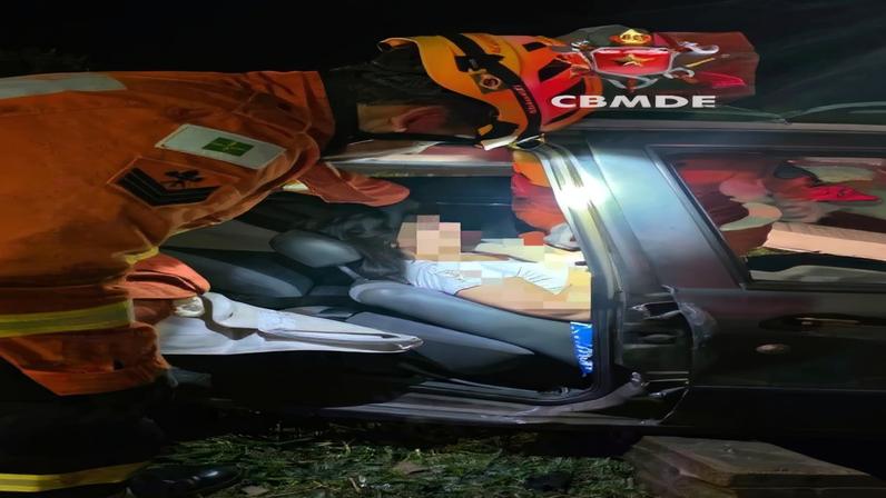 Mulher é resgatada presa às ferragens após acidente no Riacho Fundo