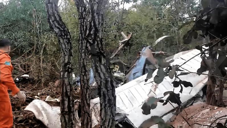 Na imagem, destroços da aeronave