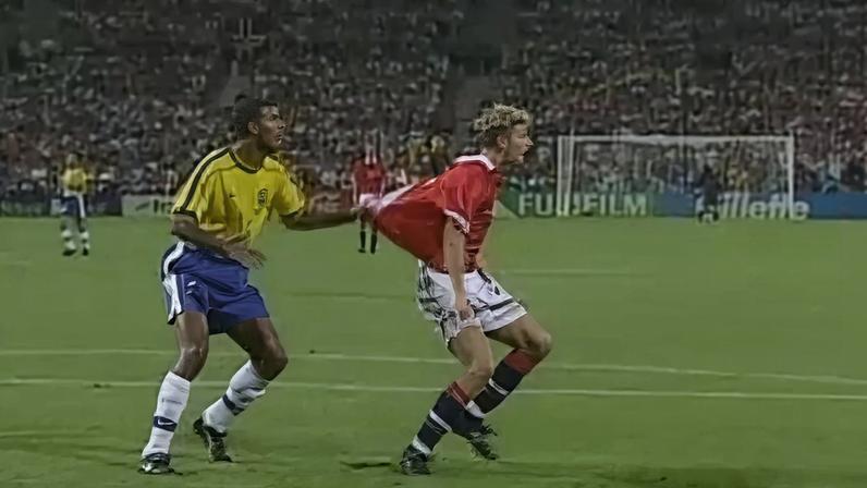 Júnior Baiano e Tore André Flo durante Brasil x Noruega em 1998 — Foto: Alexander Hassenstein/Bongarts/Getty Images