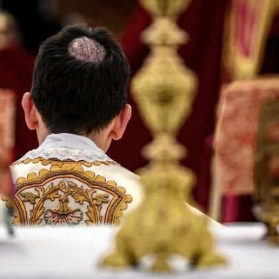 Padre ultraconservador excomungado aposta em retorno à Igreja com novo papa