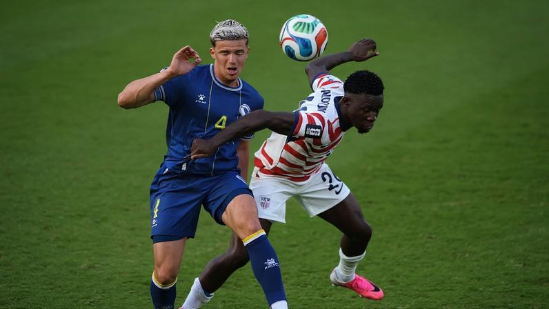 Balogun é expulso por falta em Estados Unidos x Bósnia — Foto: MICHAEL STEELE / GETTY IMAGES NORTH AMERICA / Getty Images