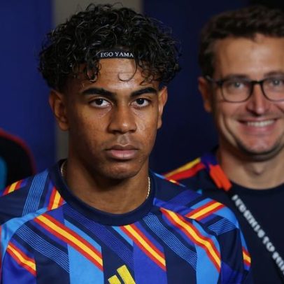 Faixa usada por Lamine Yamal chama atenção em jogo da Espanha