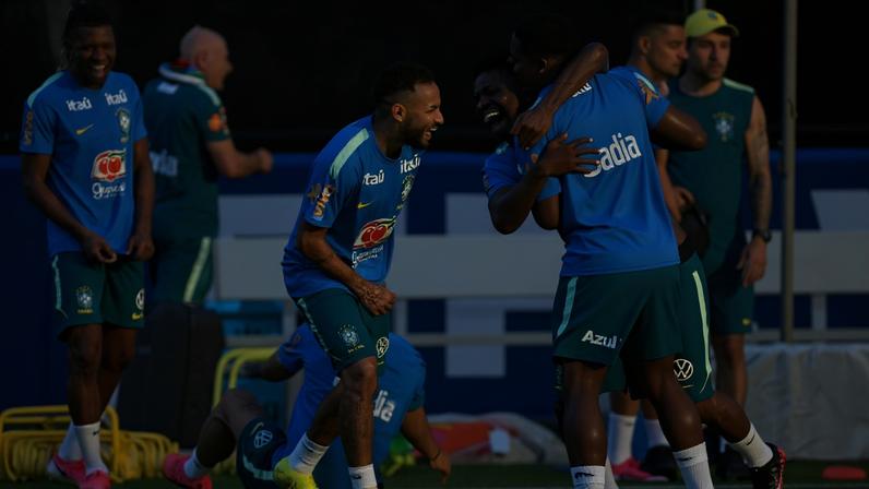 Danilo, Neymar, Vini Jr e Endrick em treino da seleção brasileira antes de jogo contra a Noruega — Foto: AFP