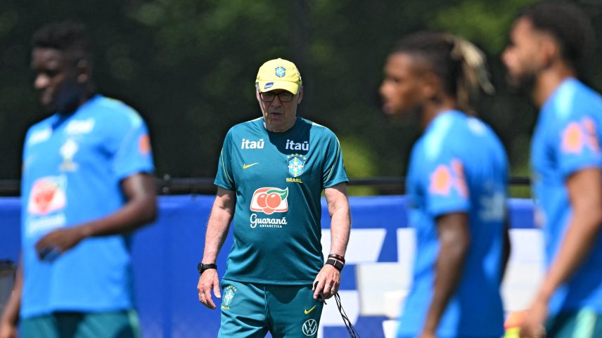 Carlo Ancelotti, em treino da Seleção nesta sexta-feira — Foto: Mauro Pimentel/AFP