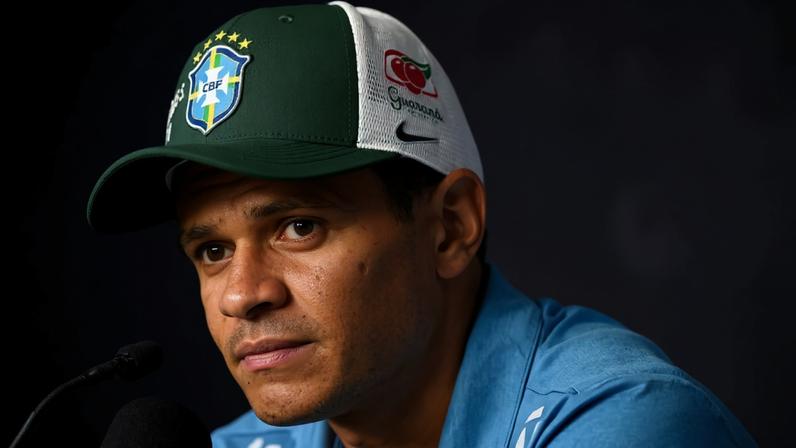 Douglas Santos, em entrevista coletiva pela Seleção Brasil — Foto: Mauro Pimentel/AFP