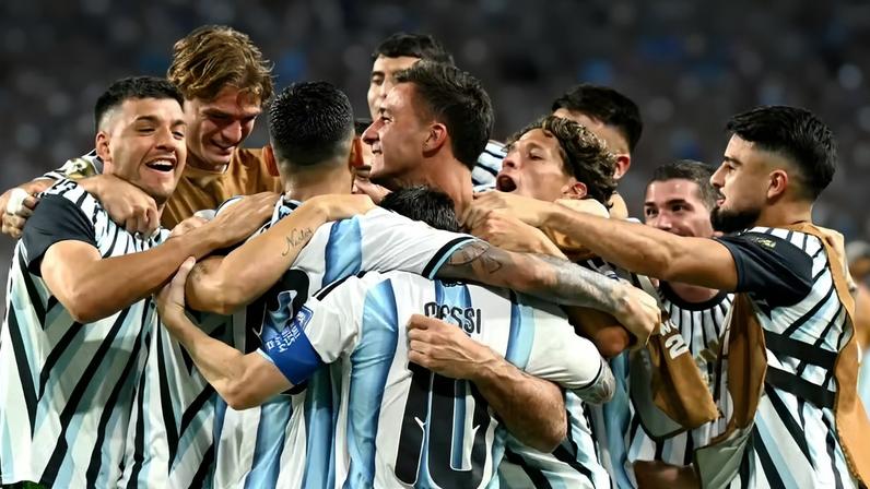 Jogadores da Argentina comemoram classificação sobre Cabo Verde — Foto: CHANDAN KHANNA / AFP