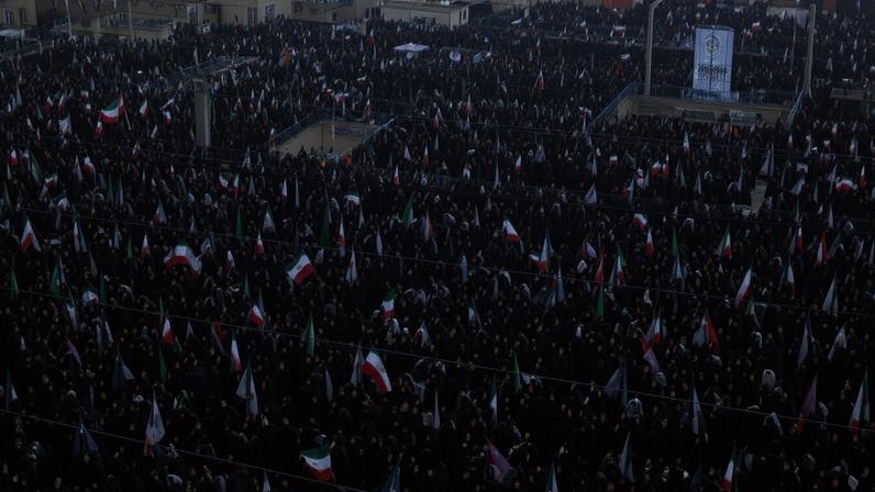 Funeral de Ali Khamenei: Milhares de fiéis vão às ruas no Irã