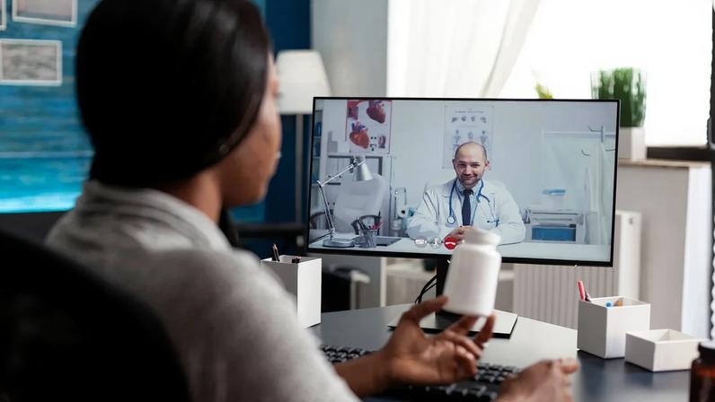 Mulher sendo consultada de forma online- Metrópoles