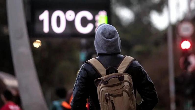 Frio intenso na região da Avenida Paulista, na zona central de São Paulo, na manhã de 30 de junho de 2021. — Foto: WERTHER SANTANA/ESTADÃO CONTEÚDO