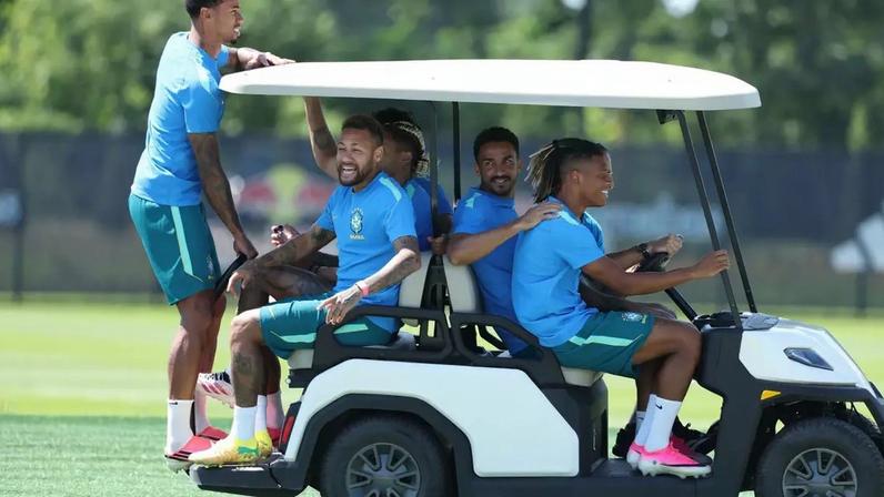 Os jogadores Gabriel Magalhães, Neymar e Danilo Santos, do Brasil chegam de carrinho para o treino da seleção no Columbia Park, centro de treinamento do New York Red Bulls, em East Rutherford