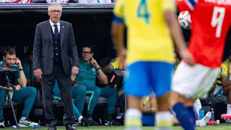 Carlo Ancelotti em partida contra a Noruega
