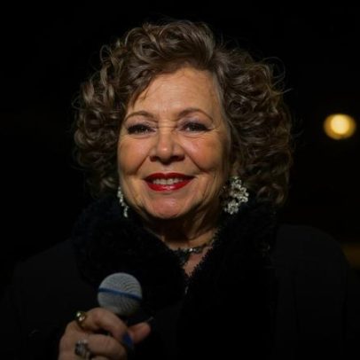 Alcione cai no palco durante show e recebe apoio da equipe