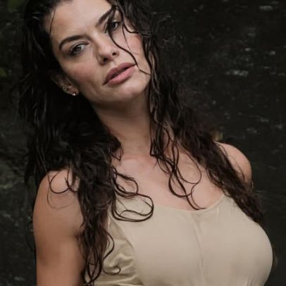Alinne Moraes publica fotos com vestido molhado