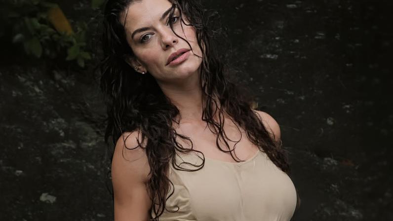 Alinne Moraes 'mostra demais' ao publicar fotos com vestido molhado — Foto: Reprodução/Instagram
