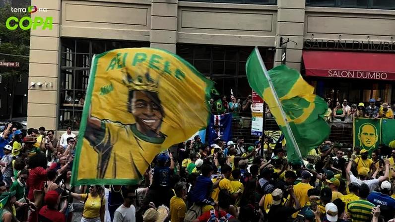 Torcida brasileira invade ponto turístico de Nova York com bandeirão de Pelé
