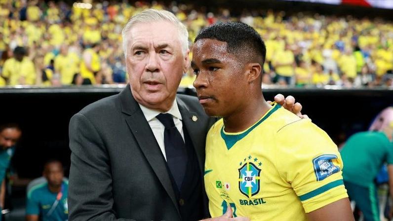 Ancelotti conversa com Endrick no intervalo de Brasil x Japão