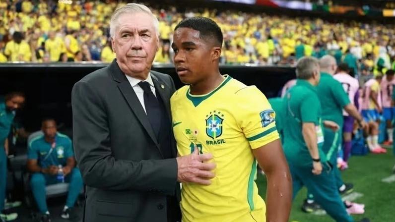 Carlo Ancelotti orientando Endrick para entrar no jogo contra a Noruega na Copa do Mundo 2026