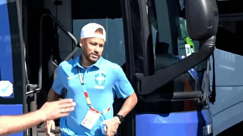 Neymar aparece junto com delegação da Seleção Brasileira