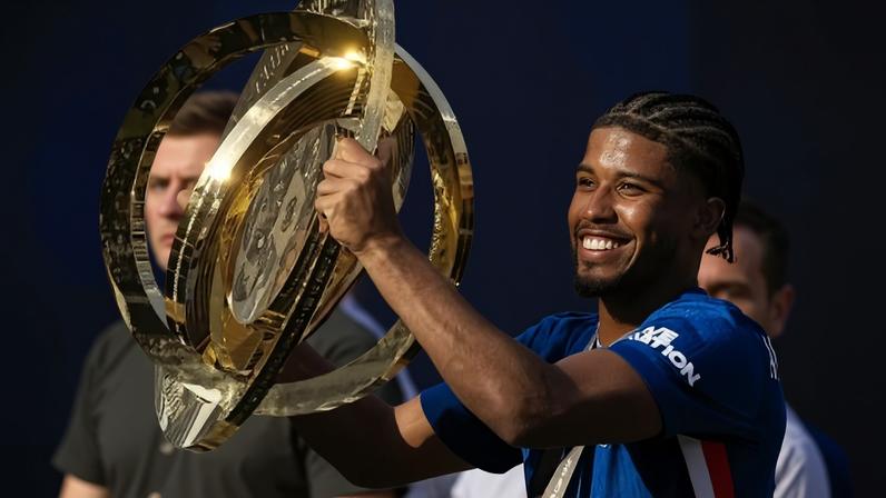 Andrey Santos ergue o troféu de campeão do mundo conquistado pelo Chelsea