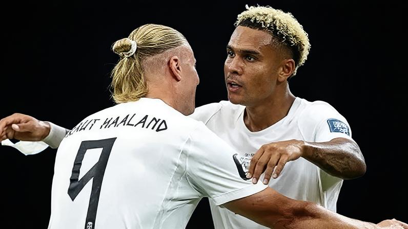 Antonio Nusa comemora gol da Noruega com Erling Haaland