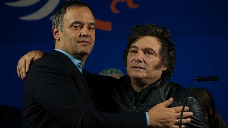 O presidente da Argentina, Javier Milei (à direita), abraça Manuel Adorni, candidato nas próximas eleições para a Assembleia Legislativa da cidade de Buenos Aires, durante o comício de encerramento da campanha eleitoral em Buenos Aires, Argentina, na quarta-feira, 14 de maio de 2025