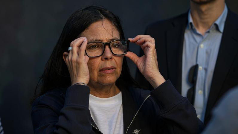 A presidente interina da Venezuela, Delcy Rodríguez, gesticula durante uma visita a um acampamento temporário da Segurança Civil Francesa em La Guaira, na quarta-feira, 1º de julho de 2026, após os terremotos de 24 de junho — Foto: Miguel Medina/Pool Photo via AP