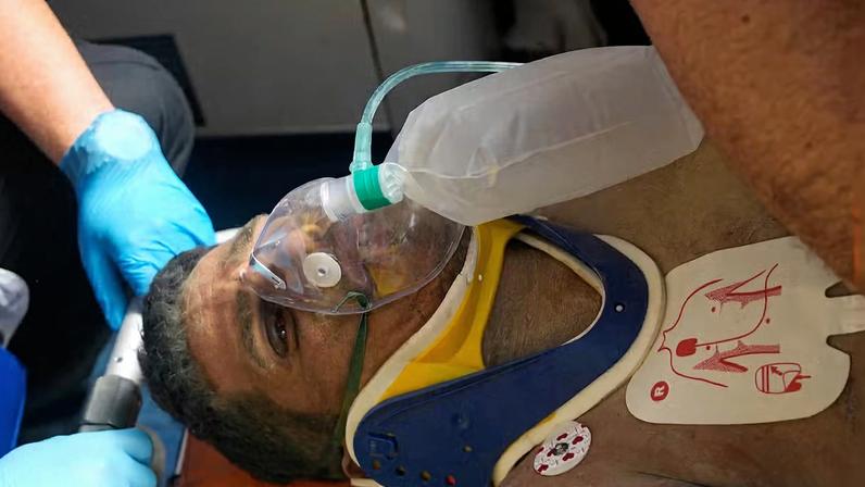 Equipes de resgate prestam socorro a Hernán Alberto Gil Flores após ele ser retirado dos escombros oito dias depois de ter ficado preso pelos terremotos gêmeos que atingiram Catia La Mar, Venezuela, na quinta-feira, 2 de julho de 2026 — Foto: AP/Fernando Vergara