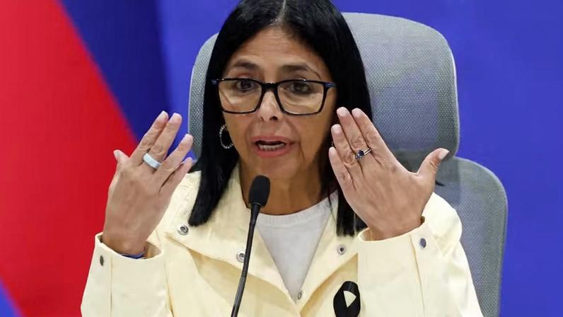 A presidente interina da Venezuela, Delcy Rodríguez, discursa durante uma coletiva de imprensa sobre a resposta do governo aos terremotos consecutivos em Caracas, Venezuela, na quinta-feira, 2 de julho de 2026 — Foto: AP/Pedro Mattey