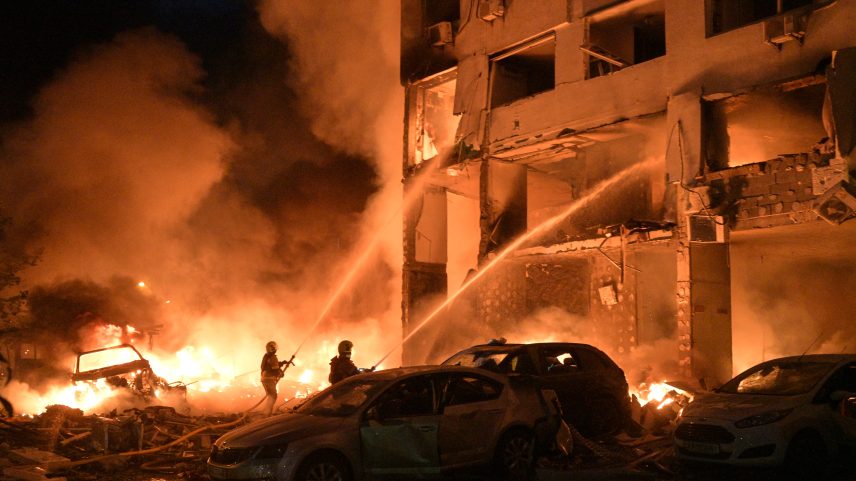 Equipes de emergência trabalham para extinguir um incêndio após ataques de mísseis russos em Kiev, Ucrânia, na segunda-feira, 6 de julho de 2026. — Foto: Danylo Antoniuk / AP