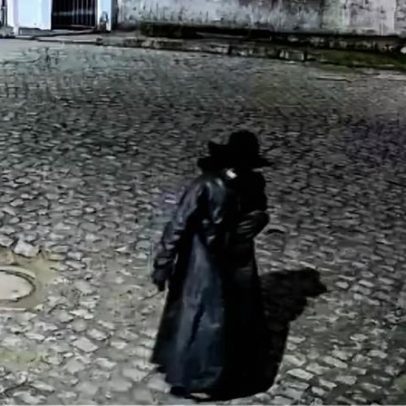 Homem se fantasia de 'Olhos Famintos' e é levado à delegacia em Pernambuco