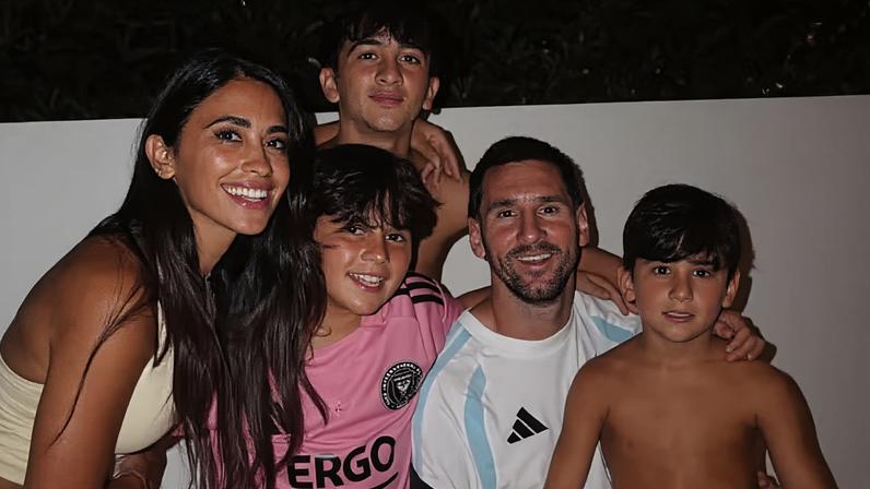 Messi se reúne com a família após vitória da Argentina: 'Juntos de novo'