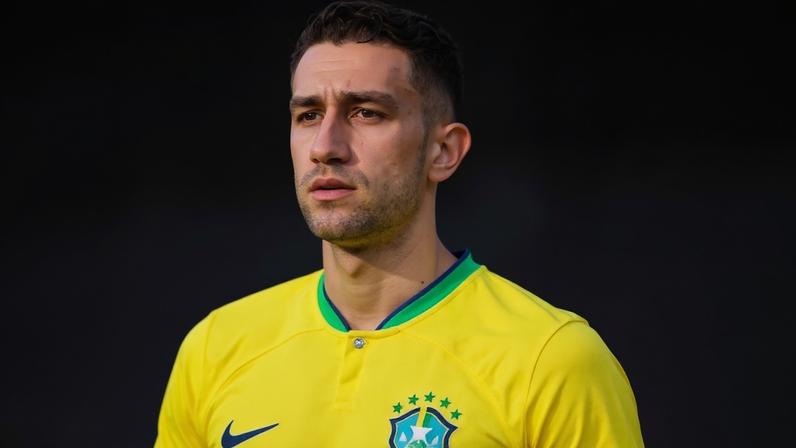 Arthur Chaves durante o hino do Brasil antes de partida da Seleção sub-23 (Foto: Reprodução)