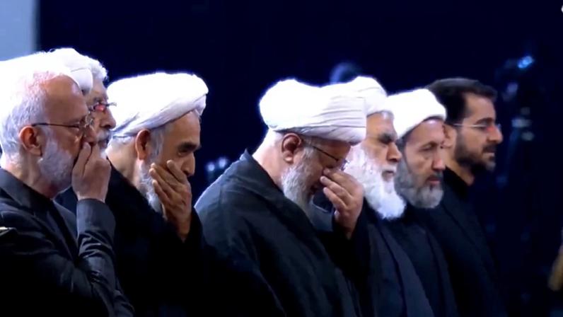 Autoridades iranianas choram em frente ao caixão de Ali Khamenei