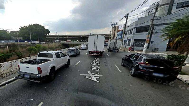 Asfalto afunda e interdita avenida no centro de São Paulo