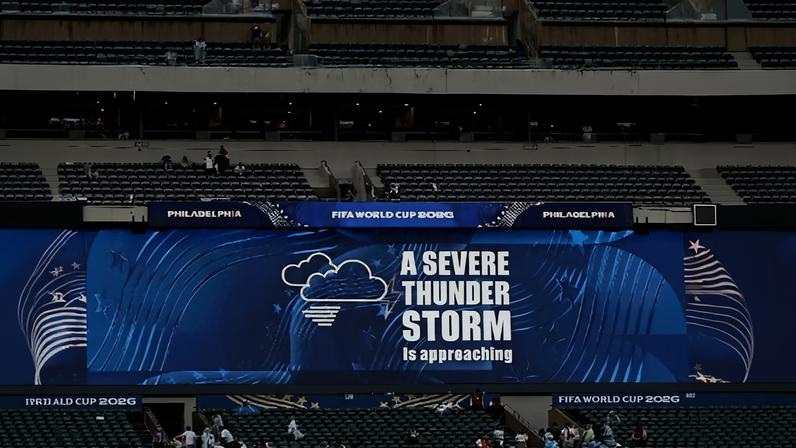 Aviso de tempestade se aproximando no telão do estádio em Filadélfia em França x Iraque