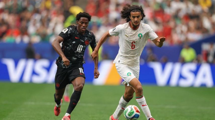 Ayyoub Bouaddi, do Marrocos, disputa bola com Jonathan David, do Canadá, nas oitavas da Copa do Mundo
