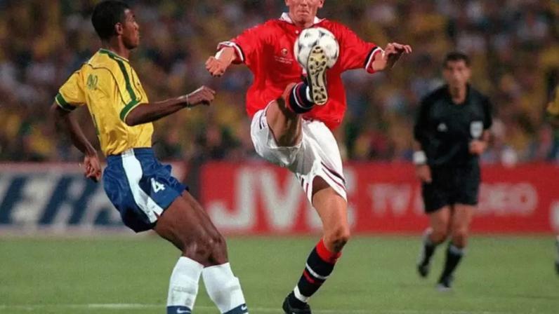 Júnior Baiano em disputa de bola com Tore Flor