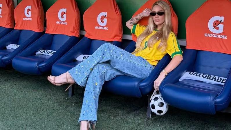 5 assinaturas de estilo das WAGs brasileiras — Foto: Reprodução/Instagram @karolinel