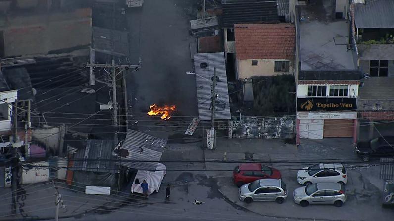 Barricada colocada por criminosos na Cidade de Deus, na Zona Sudoeste do Rio — Foto: Reprodução/ TV Globo