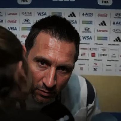Messi cumprimenta jornalista com beijo no rosto; vídeo viraliza