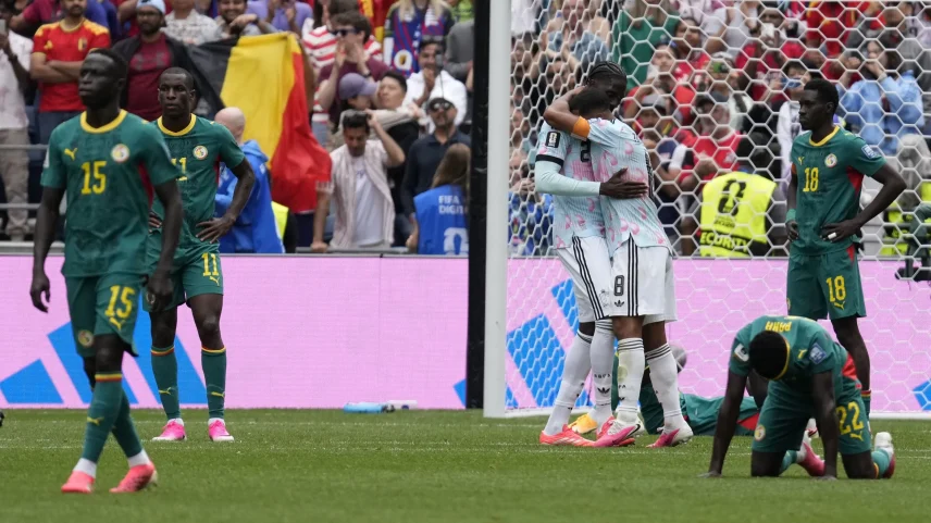 Belgas comemoram vitória e senegaleses lamentam eliminação da Copa do Mundo, após vitória da Bélgica por 3 a 2 na prorrogação. (Foto: Stephen Brashear/EFE/EPA)