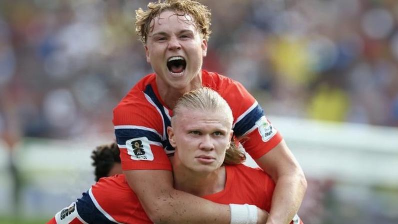 Berg e Haaland celebram gol da Noruega sobre o Brasil em partida da Copa do Mundo