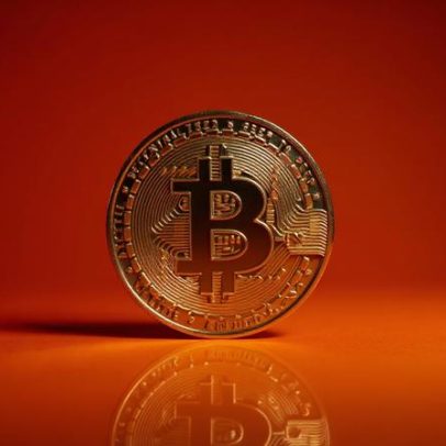 Bitcoin sobe a US$ 62 mil com melhoria do apetite por risco