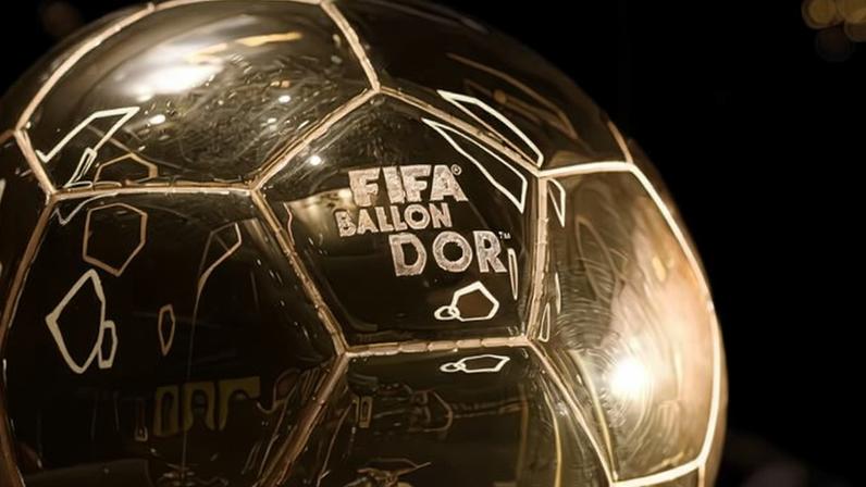 Imagem colorida do prêmio da Bola de Ouro- Metrópoles