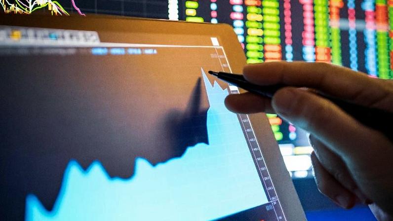 Em meio à revisão das projeções para o Ibovespa, analistas reforçam preferência por ações consideradas defensivas, de empresas com receitas mais previsíveis, forte geração de caixa e menor dependência do ritmo da economia